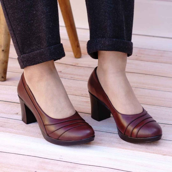 کفش پاشنه بلند چرم زنانه روشن مدل 22-7050